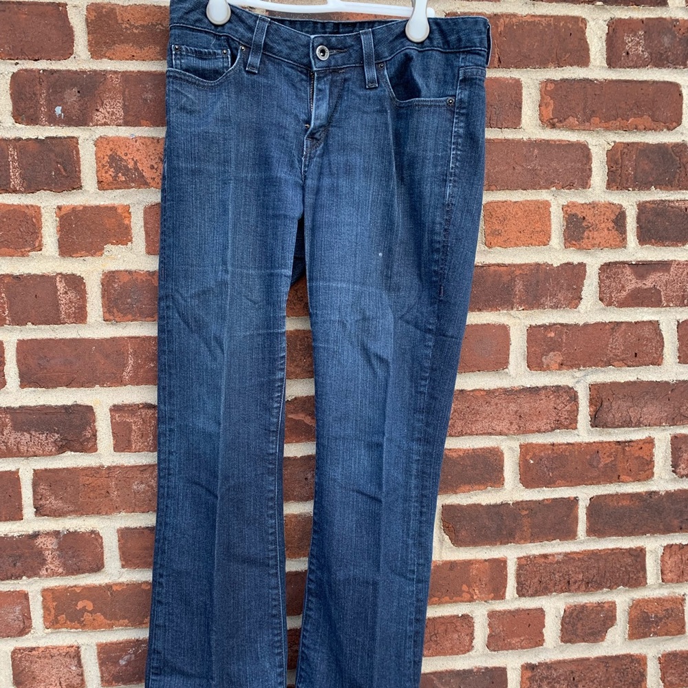Levi’s. Mid rise boot. Style 553. 4 /27 short.